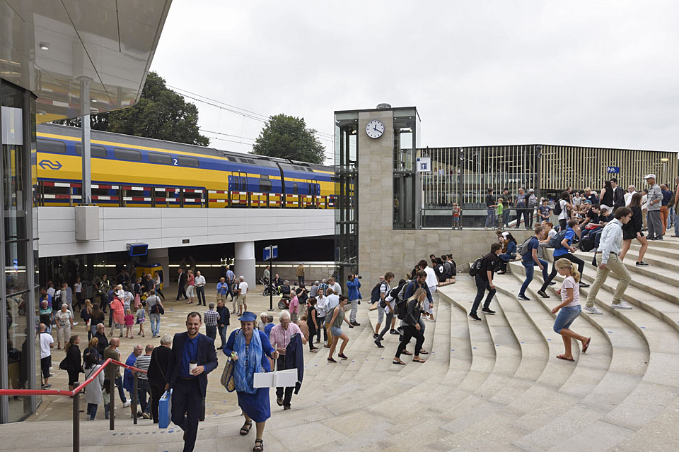 De opening van het nieuwe station Harderwijk werd door honderden mensen bijgewoond.