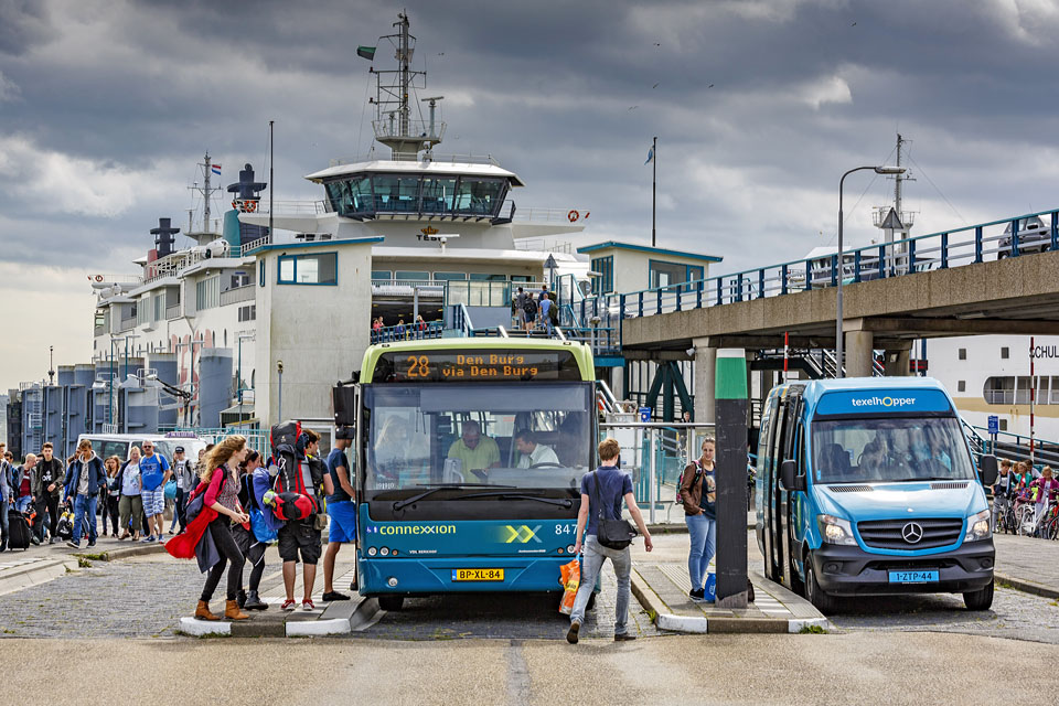 Veerhaven op Texel. Versterkingslijn 28 en een Texelhopperbusje.