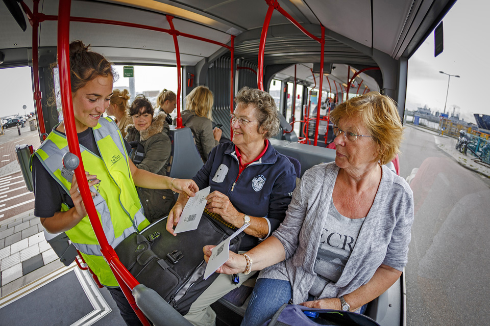 Kaartcontrole in de bus voor de overtocht.