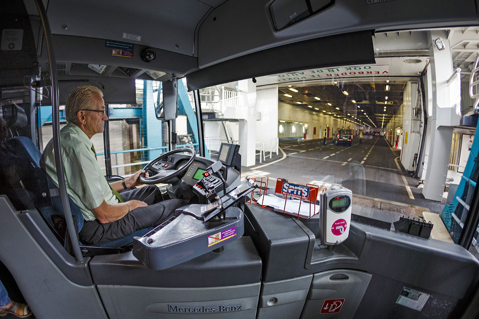 De bus gaat als eerste de boot op.