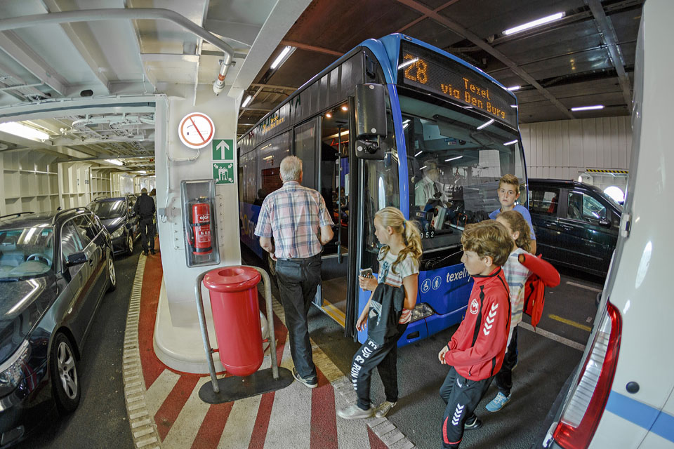 Niet iedereen komt terug naar de bus bij aankomst op Texel.