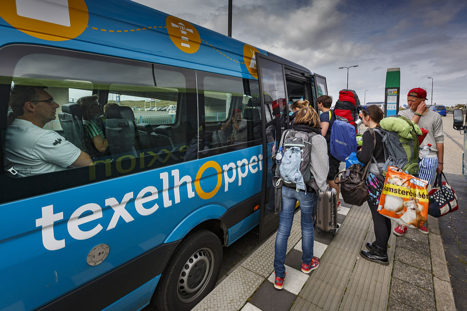 Overstappen op een busje in de veerhaven van Texel.