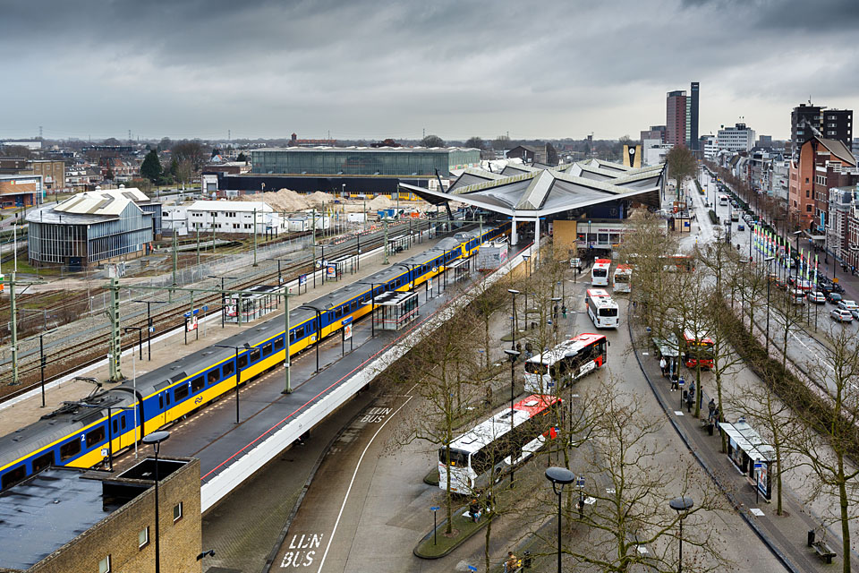 Links de Polygonale loods en op de achtergrond de gigantische Locomotiefhal.