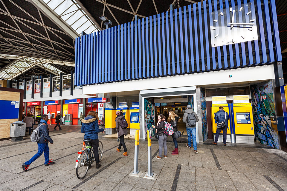 De huidige hoofdingang geeft toegang tot een smalle reizigerstunnel.