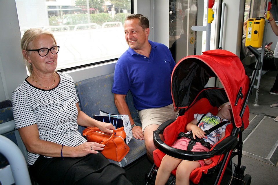 Duinbergen. Christine Hellemans en Tim Smekens, moeder en zoon uit Knokke, zijn vaste klant van de Kusttram. "Voor 1,50 heb je al een kaartje."