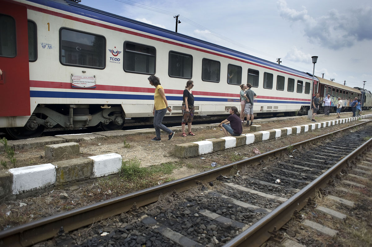 Grenscontrole tussen Turkije en Bulgarije, iedereen moet de trein uit om paspoorten te laten stempelen.