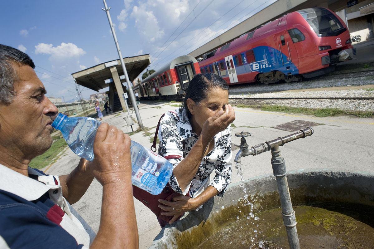 De oude dieselloc maakt plaats voor een modern voertuig. "Vanuit Nis naar Belgrado is het spoor geëlektrificeerd en hij wordt gebruikt als stoptrein. Het contrast is enorm."