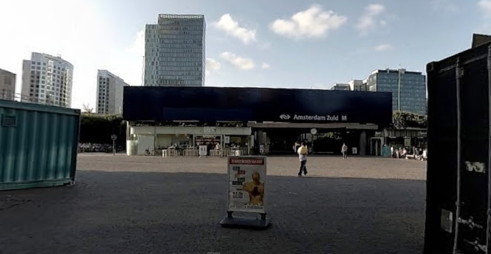 De huidige situatie aan het Gustav Mahlerplein. De toegang naar het station heeft nu nog een gesloten karakter. 