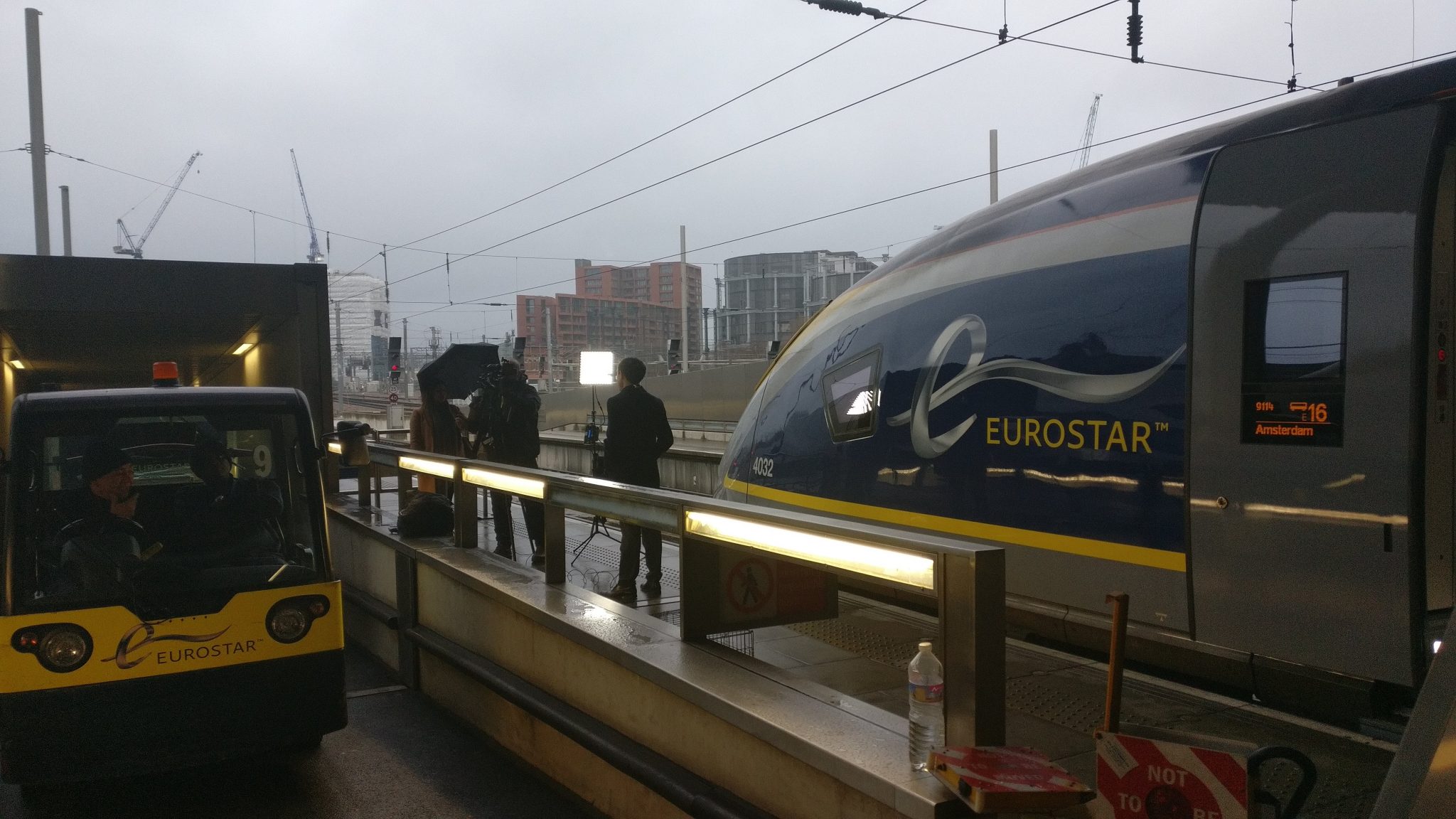 De directe trein rijdt in 3 uur en 41 minuten naar Amsterdam Centraal.