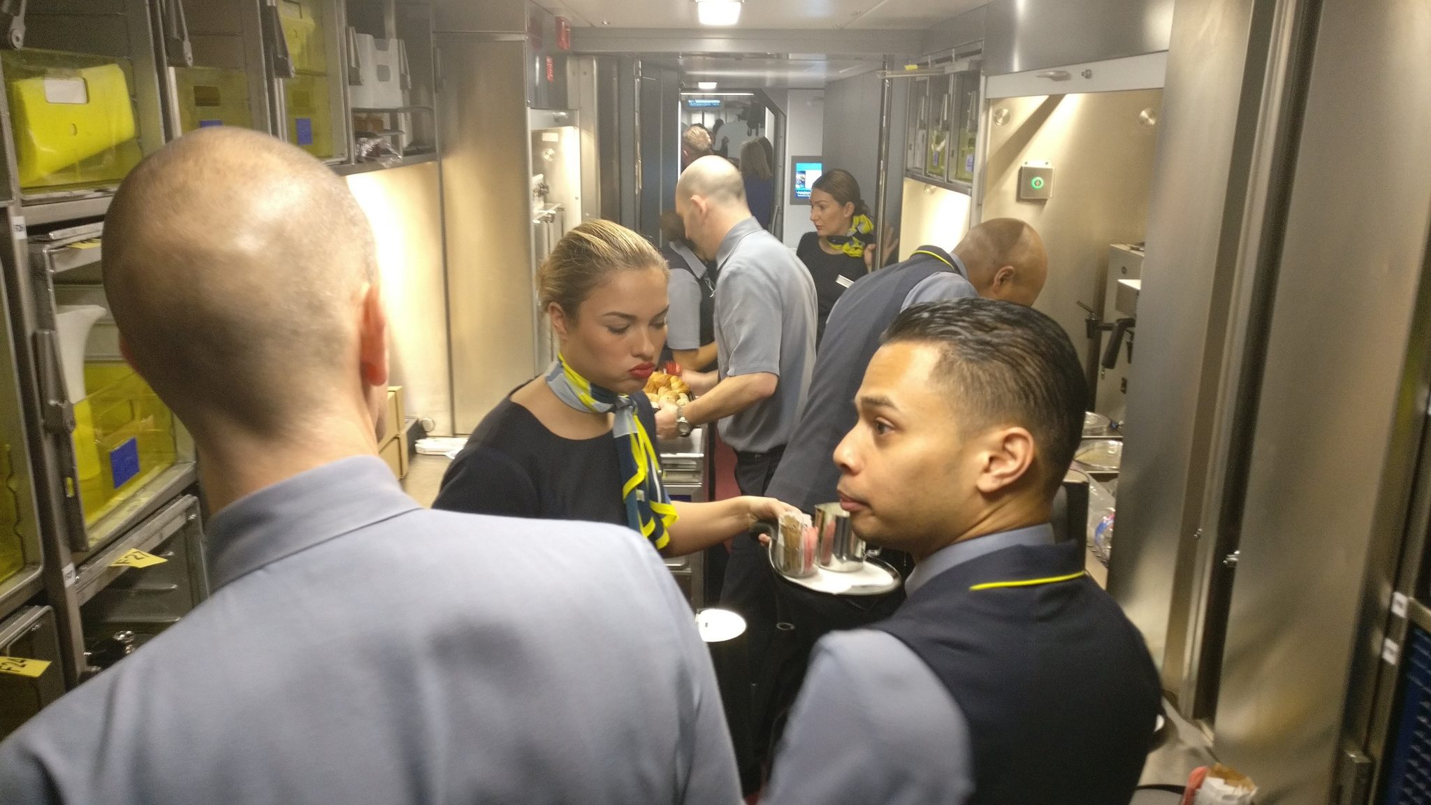 Drukte in de pantry. Nederlands personeel rijdt mee tussen Brussel en Amsterdam.