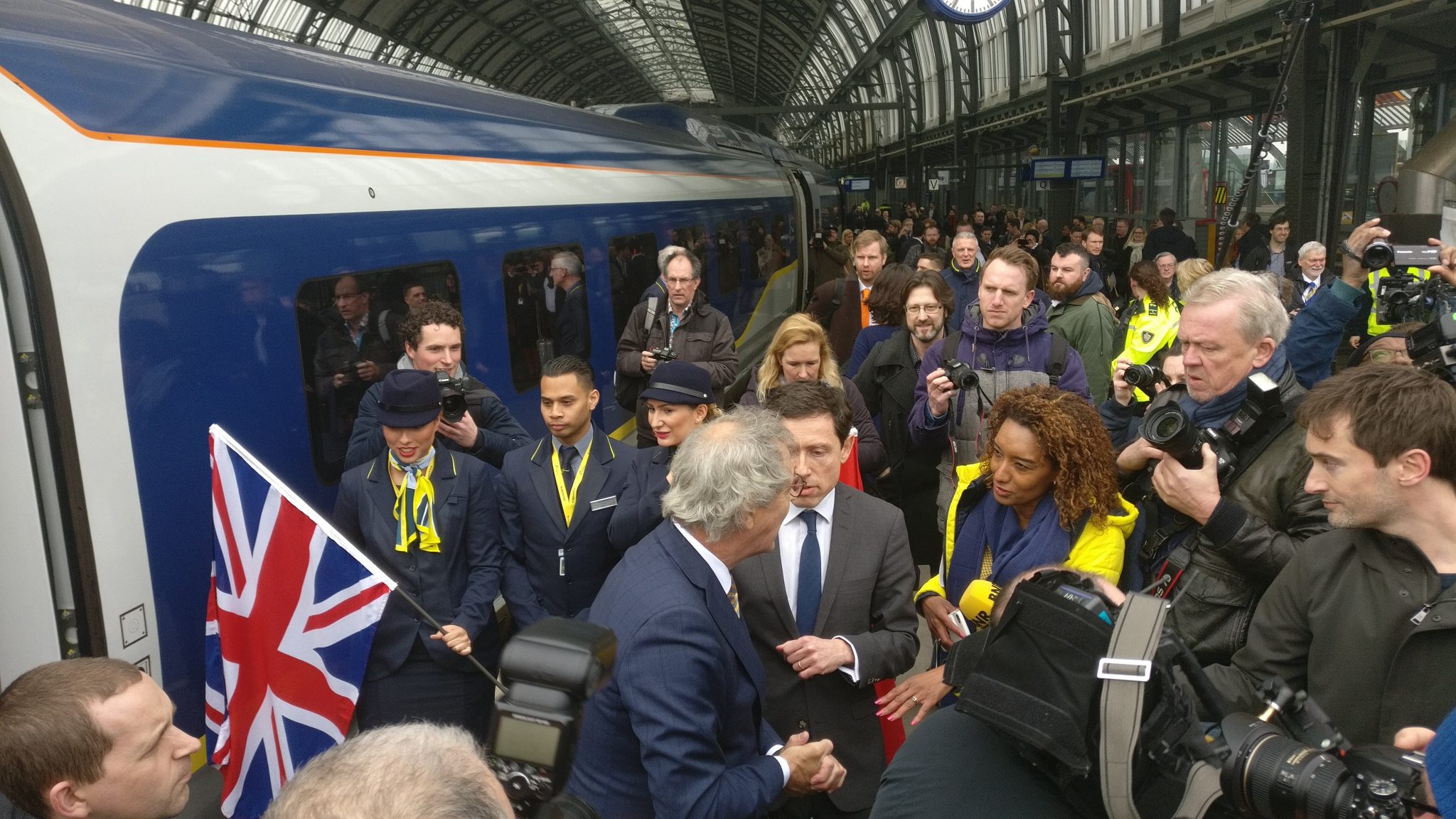 Eurostar-CEO Nicolas Petrovic werd ontvangen door zijn NS-collega Roger van Boxtel op Amsterdam Centraal.