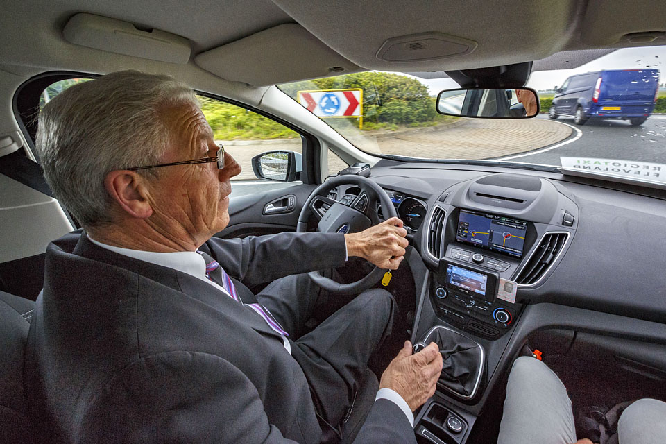 Willem Bakker rijdt sinds tien jaar op de taxi. Daarvoor was hij 23 jaar visser.