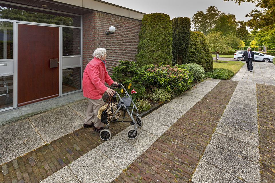 Willem haalt een dame op die op visite is geweest bij een vriendin.