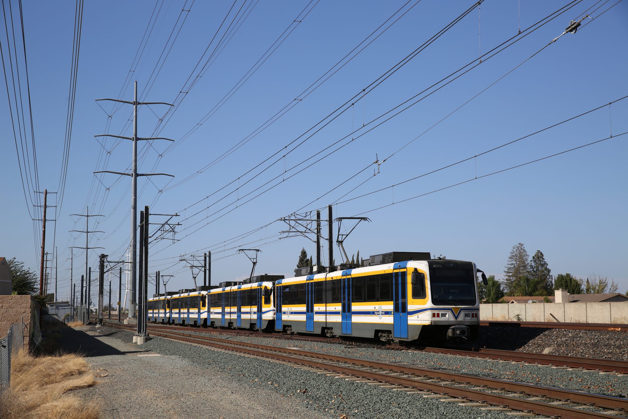 Vierwagentrein op een buitentraject in Sacramento (Californië). Dergelijke forse combinaties rijden probleemloos door de voetgangersstraten in het stadscentrum.