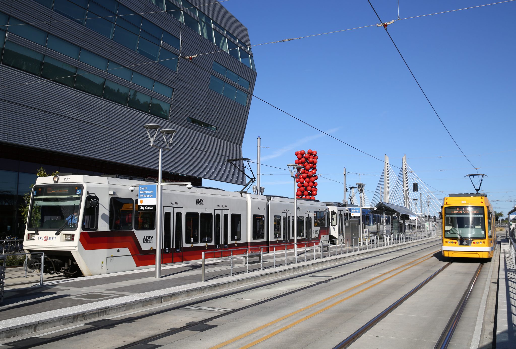 Sneltram en streetcar maken in Portland (Oregon) op enkele trajecten gebruik van dezelfde sporen.