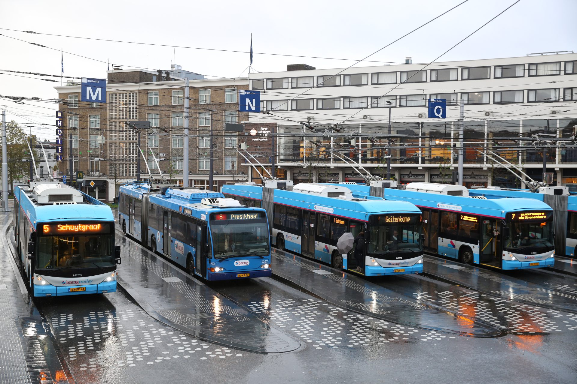 ‘Arnhem Trolleystad’; verzamelde trolleybussen op het Stationsplein 