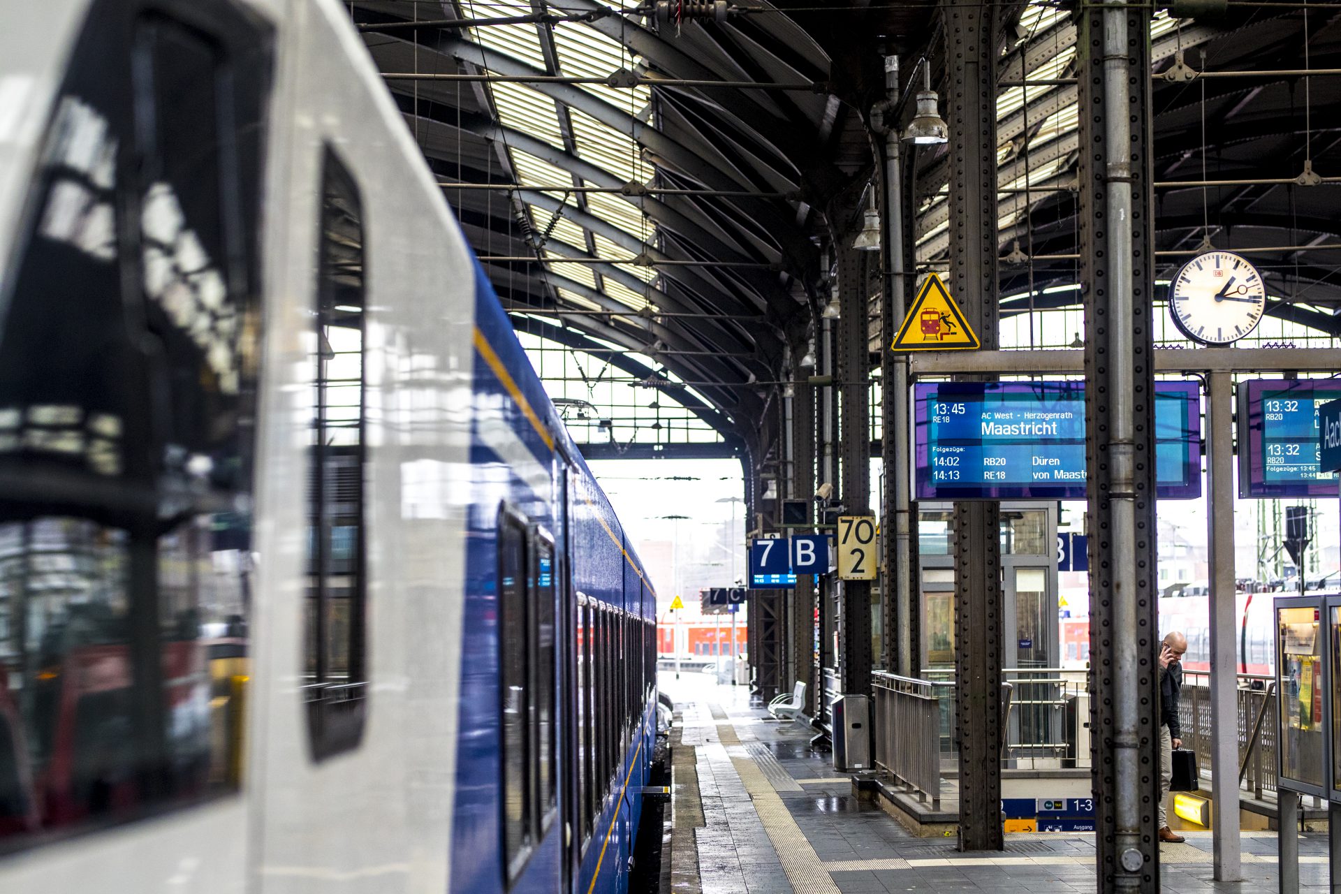 Drielandentrein RE18. De Arriva-trein naar Maastricht via Herzogenrath staat gereed op Aken Hauptbahnhof.