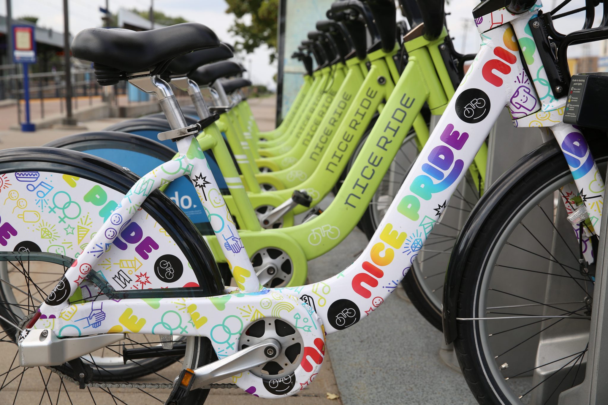 Te zien bij veel tramhaltes: deelfietsen. In Minneapolis heten ze Nice Ride en soms Nice Pride.