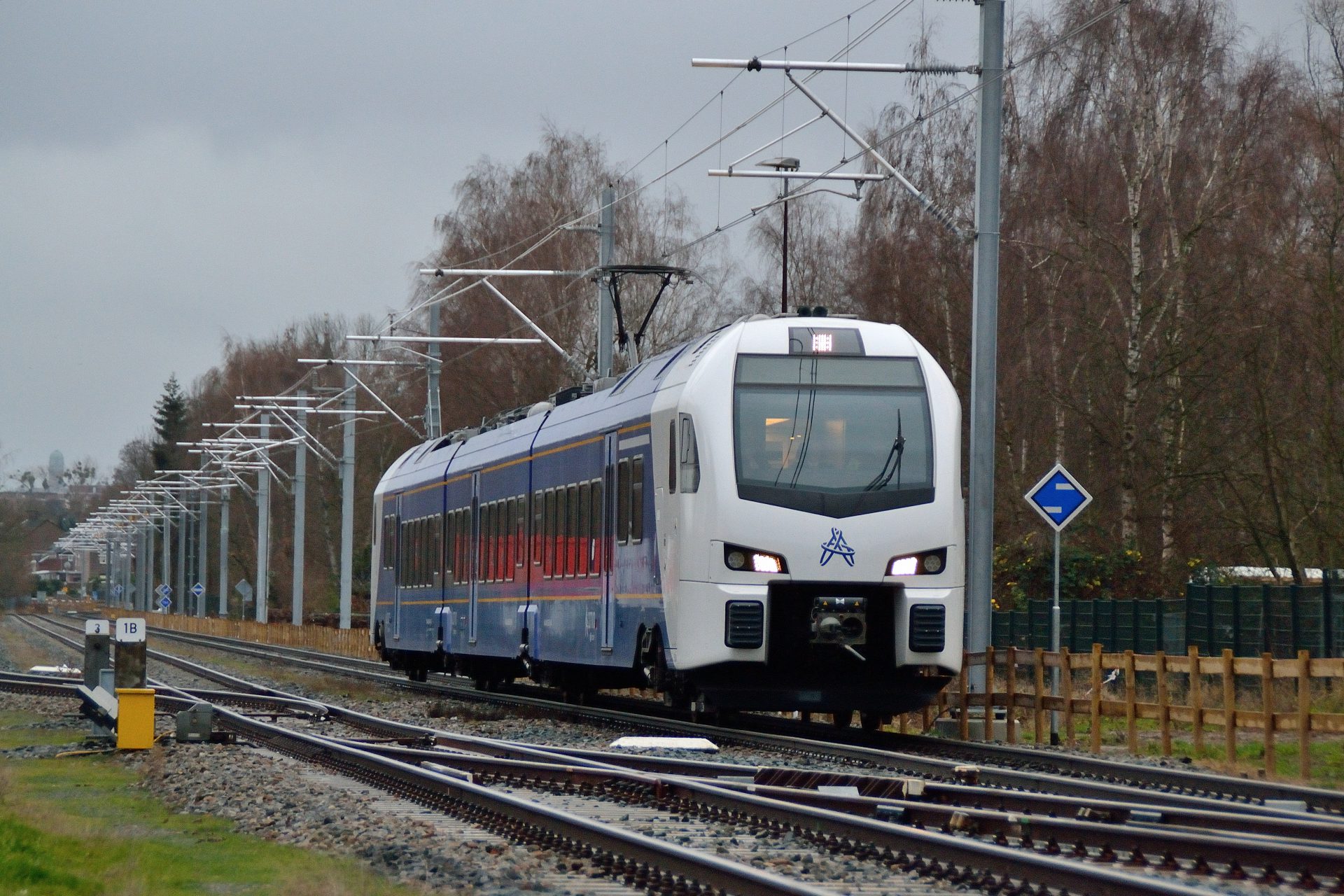 Dankzij een spanningssluis tussen Nederland en Duitsland kunnen treinen automatisch overschakelen op de juiste bovenleidingspanning. 