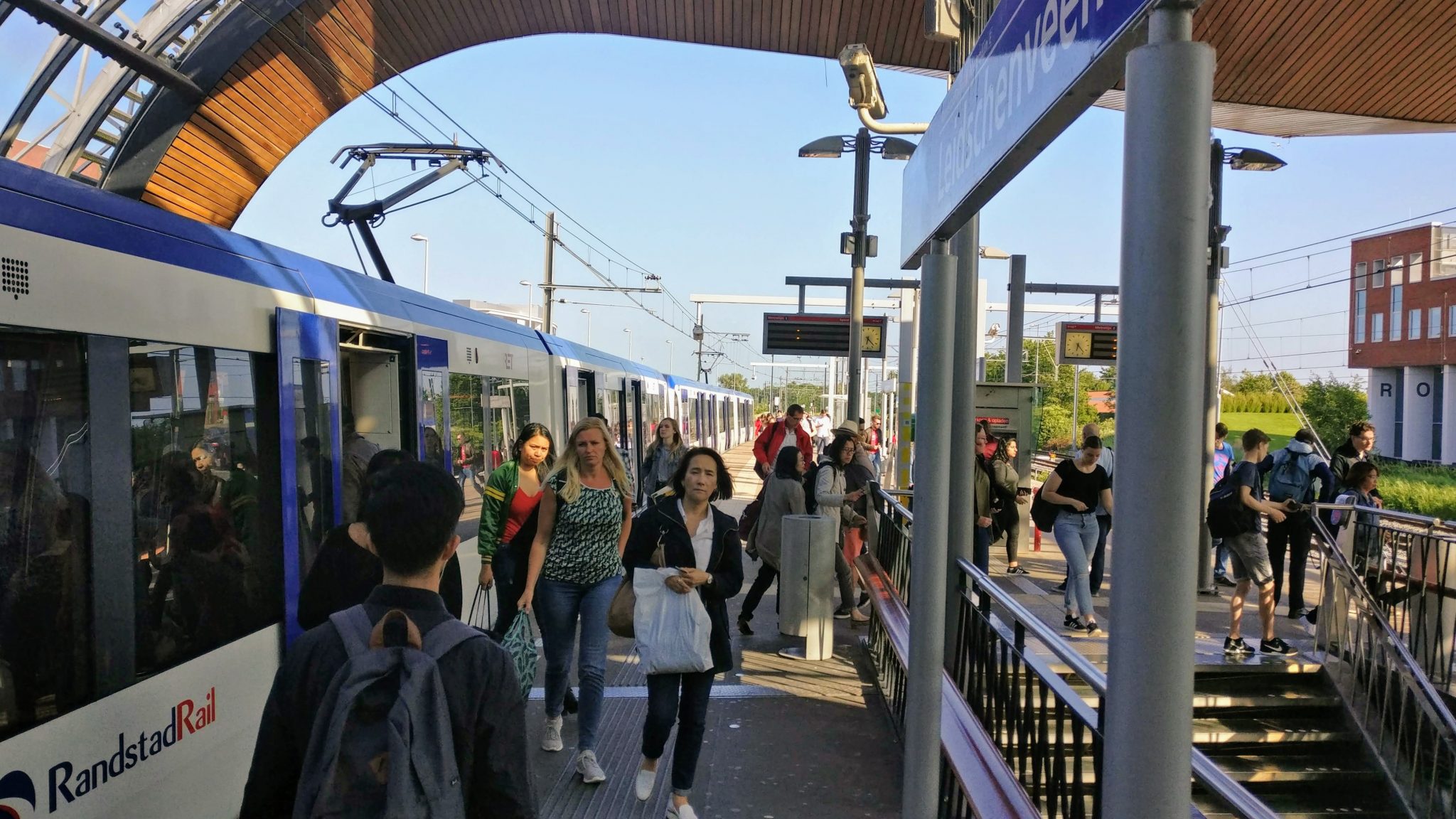 foto 3, Leidschenveen. Leidschenveen is een belangrijk overstapstation voor reizigers tussen Zoetermeer en Rotterdam. 