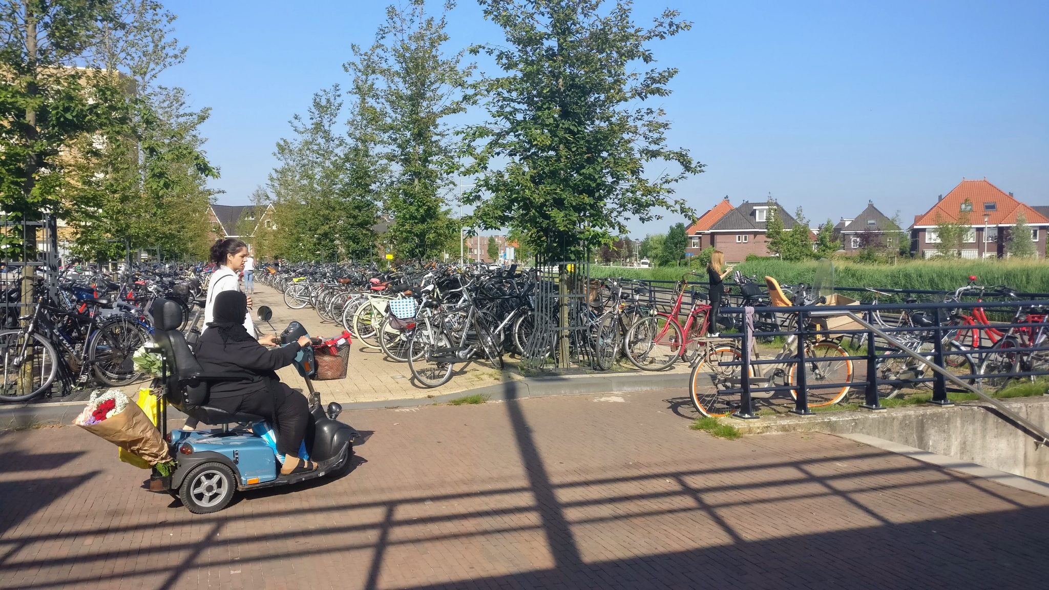 foto 4, fietsen. "We móeten echt naar deelfietsen om de zaak bereikbaar te houden.” Station Leidschenveen. 