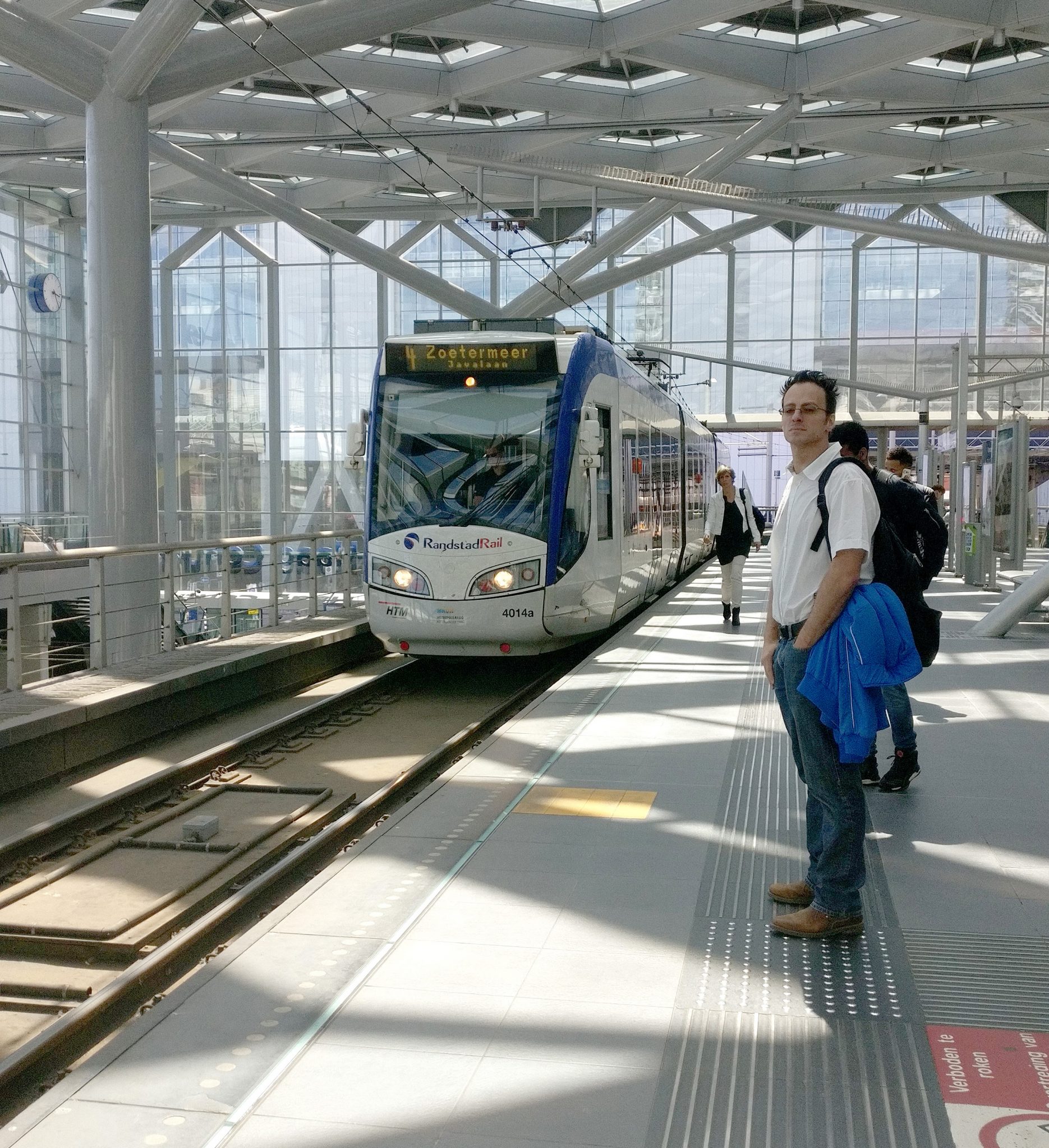 foto 5, Den Haag Centraal. De Haagse RandstadRailtrams 3 en 4 rijden via Den Haag Centraal richting Spui en Grote Markt. 