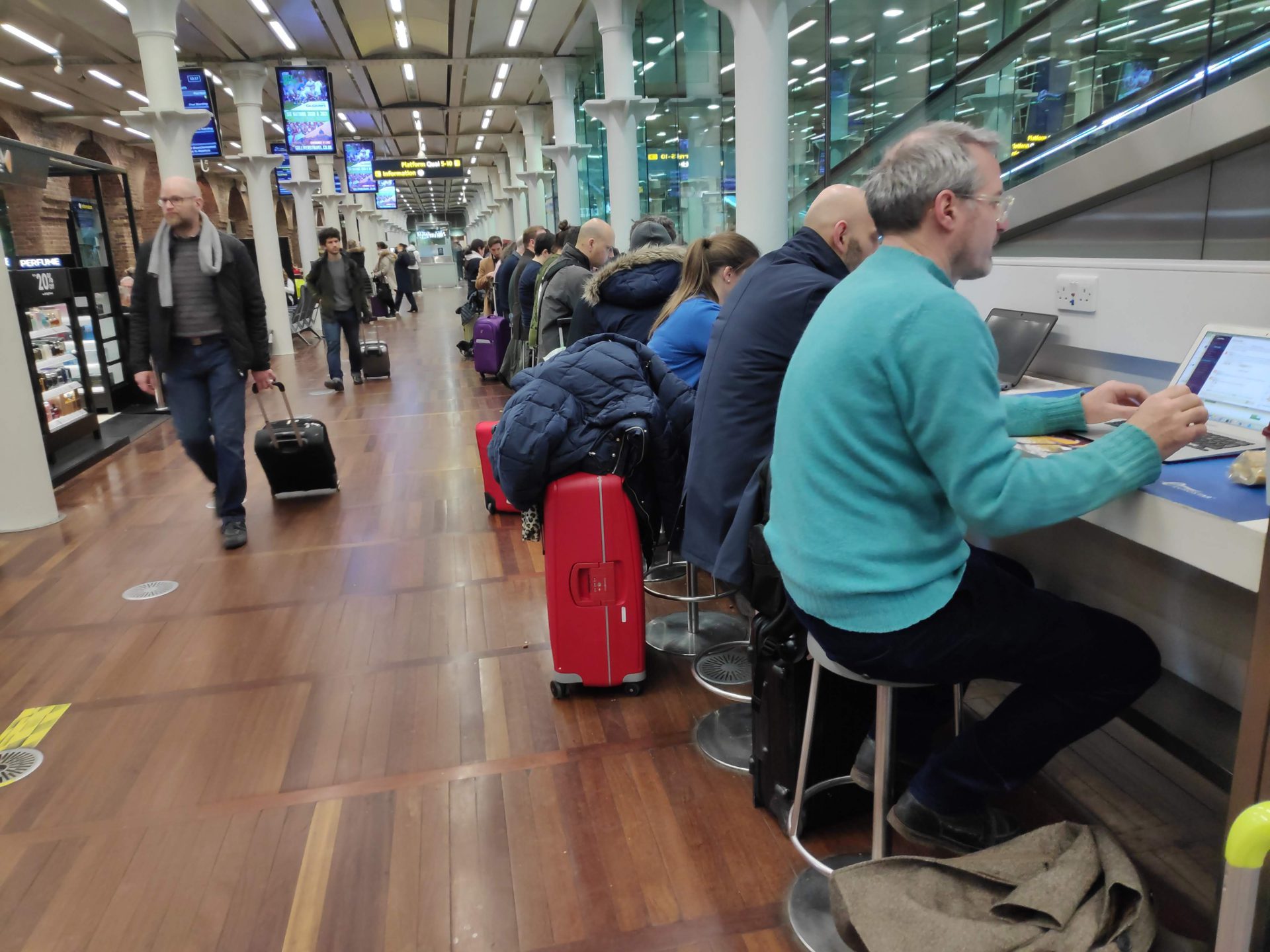 Flexplekken zat voor wachtende reizigers op station St Pancras in Londen.  