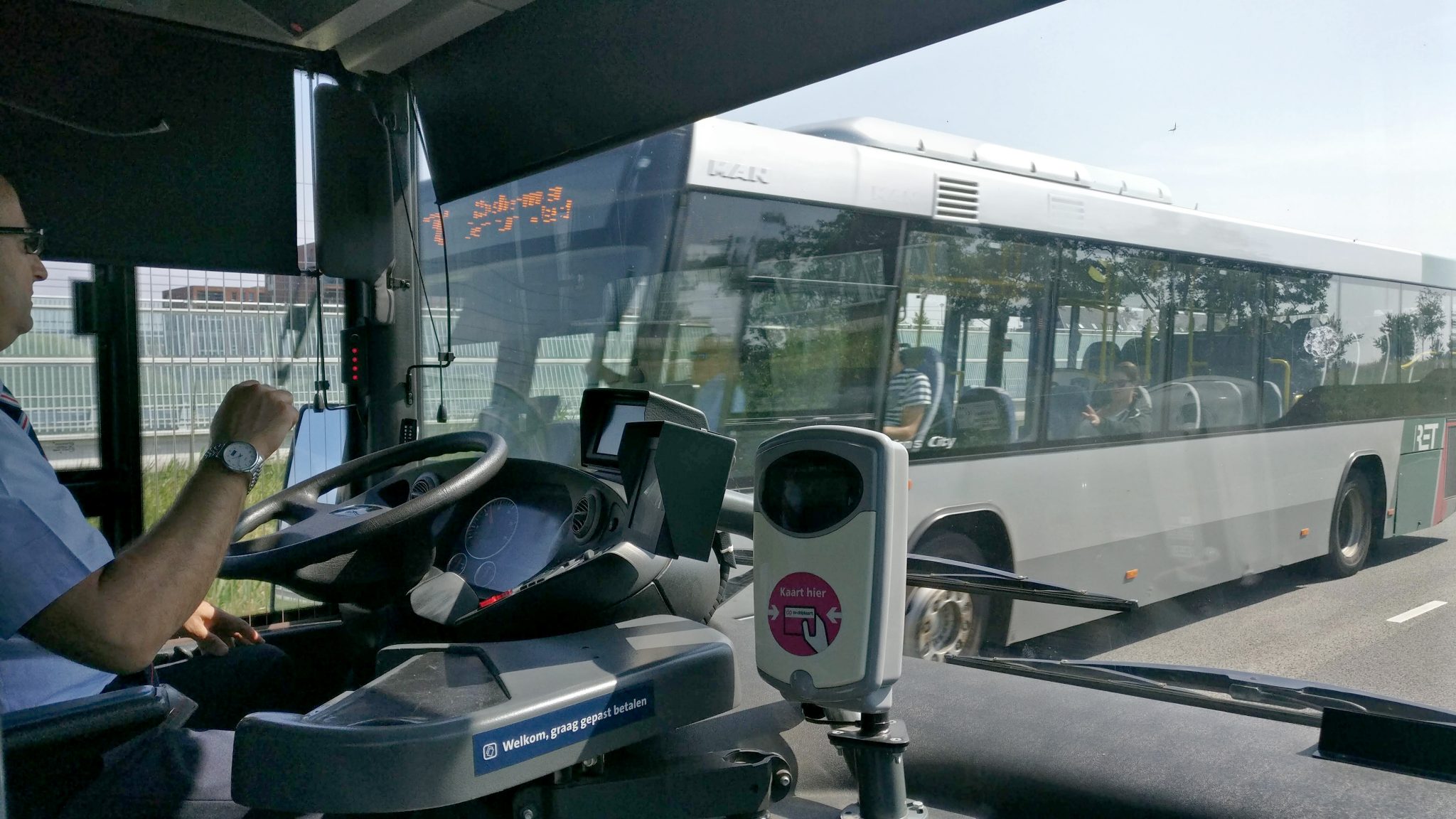 foto 8, lijn 170 rijdt over busbaan. Lijn 170 naar Berkel Rodenrijs, ook RandstadRail, maakt gebruik van een eigen busbaan. 