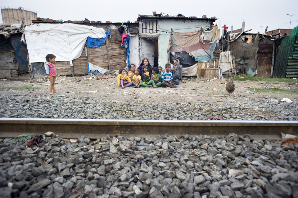 Krottenwijk langs de spoorlijn, Bhopal.