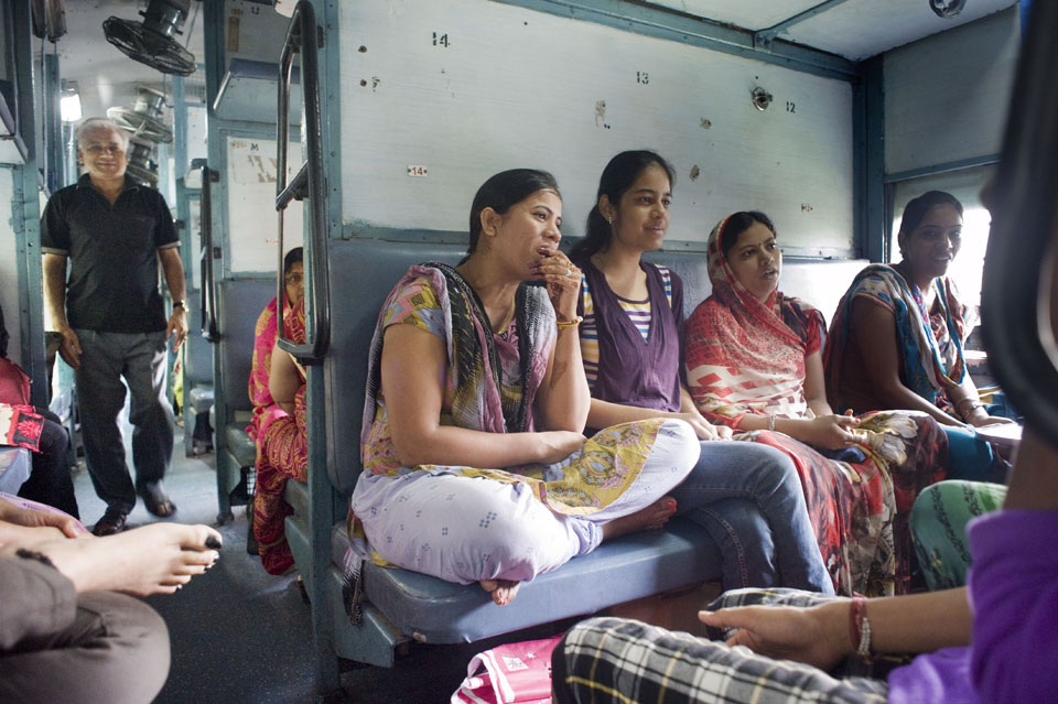 Jongeren in de trein van Puducherry naar Bangalore.