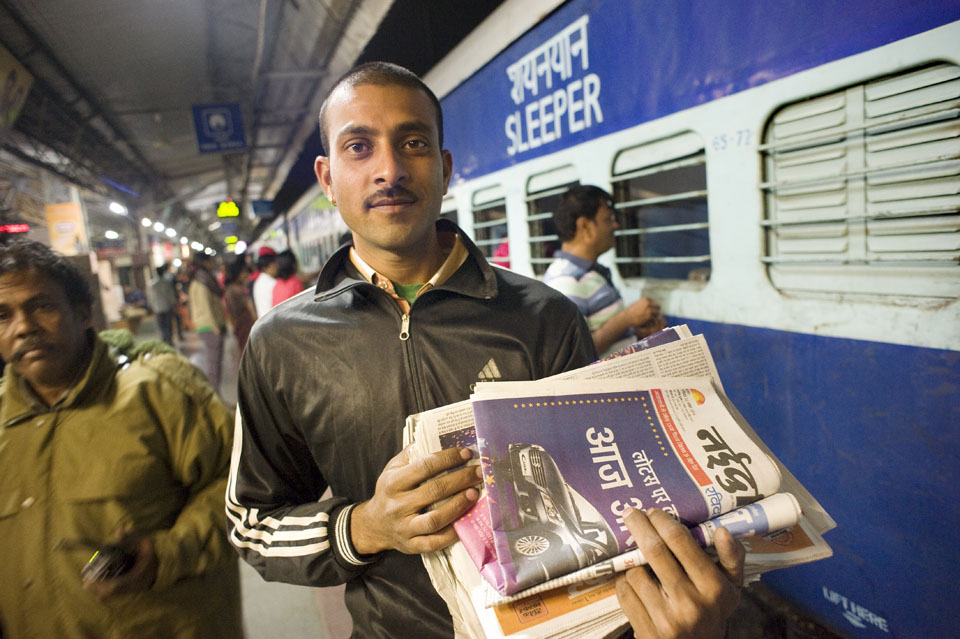 Krantenverkoper op station  Jaipur.