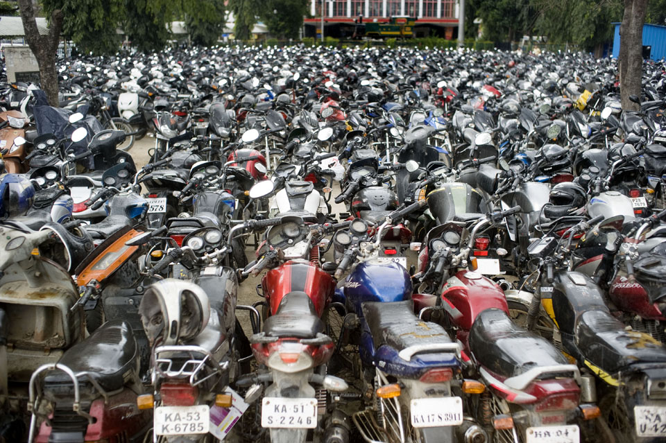 Stalling voor gemotoriseerde tweewielers. Station Bangalore.