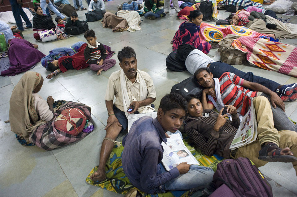 Wachtende reizigers op station Jhansi.