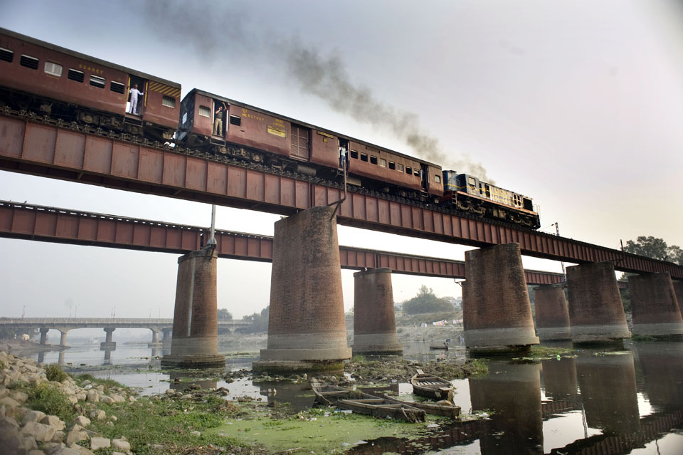 Spoorbrug over de rivier Gomti in Lucknow.