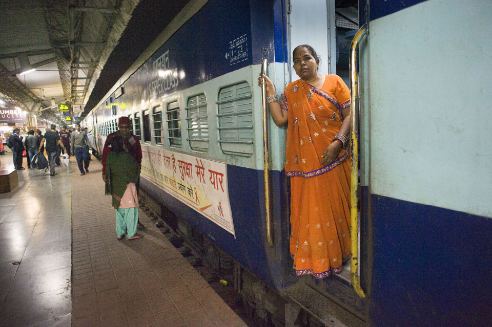 Vertrekkende trein op station Indore.