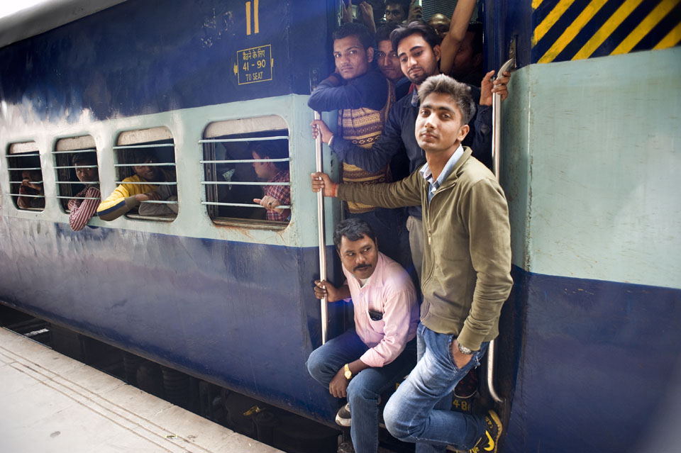 Reizigers zonder reservering in de derde klas op station Lucknow.