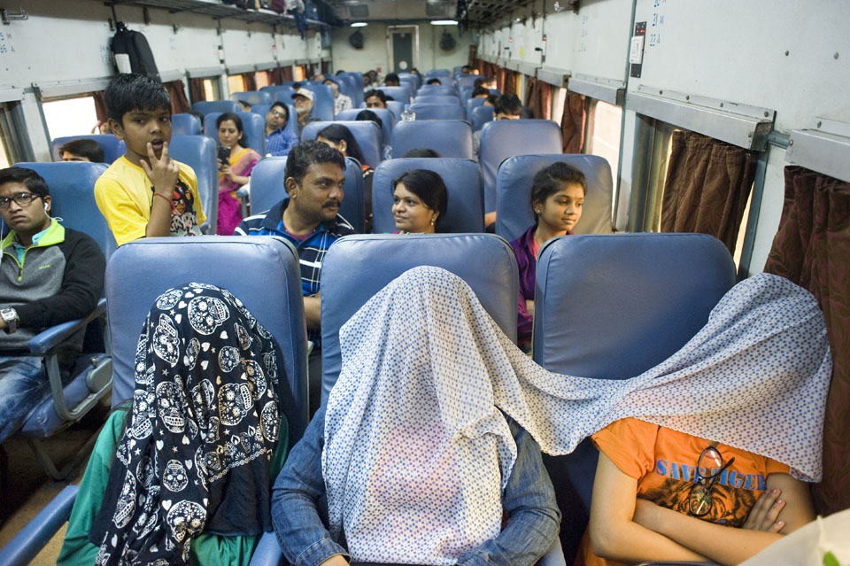 Reizigers eerste klas in de trein van Indore naar Jaipur.