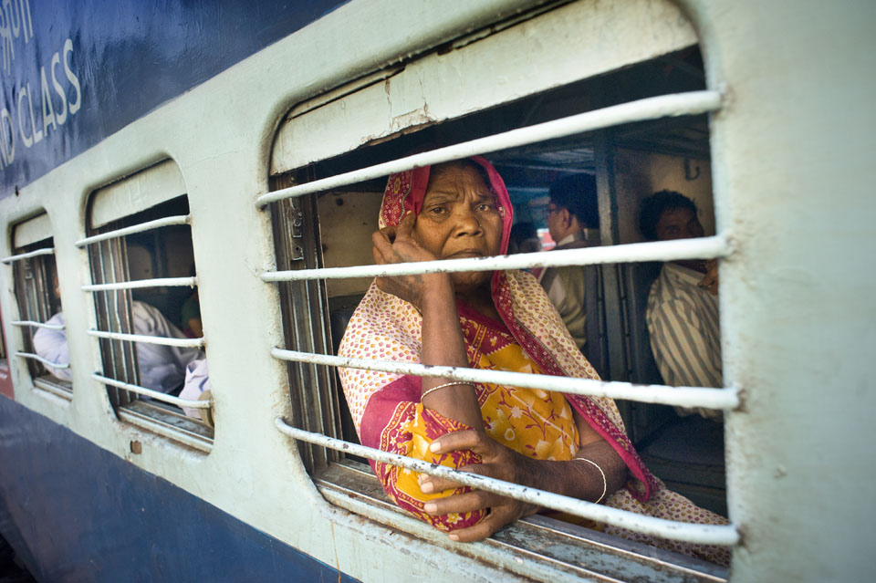 Reizigers in de trein van Bhopal naar Indore.