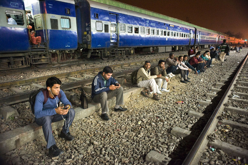 Wachtende reizigers tussen Jaipur en Lucknow.