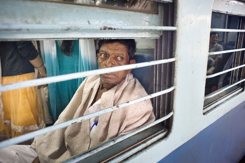 Vertrekkende trein op het station van Bangalore.