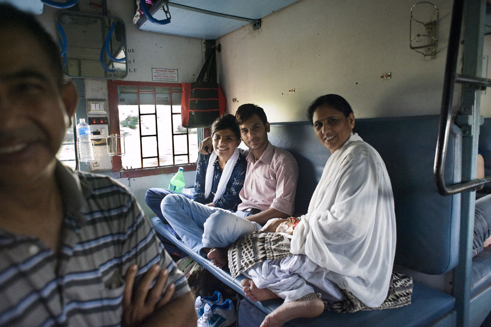 Reizigers in de trein van Bhopal naar Secunderabad.