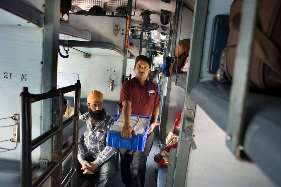 Maaltijdverkoper in de trein van Secunderabad naar Bhopal.