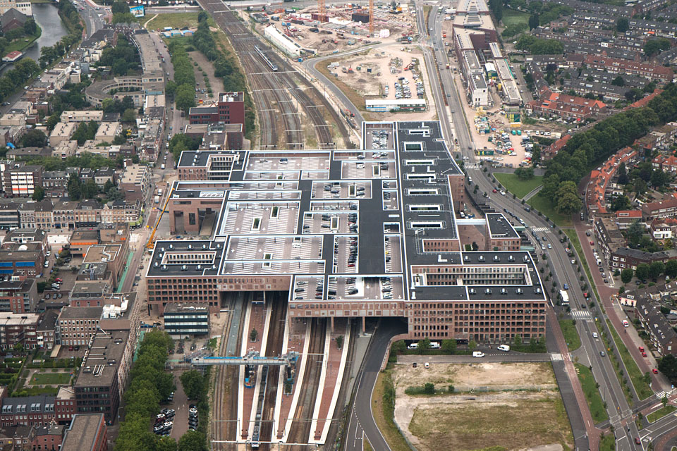 Het nieuwe station herbergt ook winkels, woningen en kantoren. Foto: ProRail.