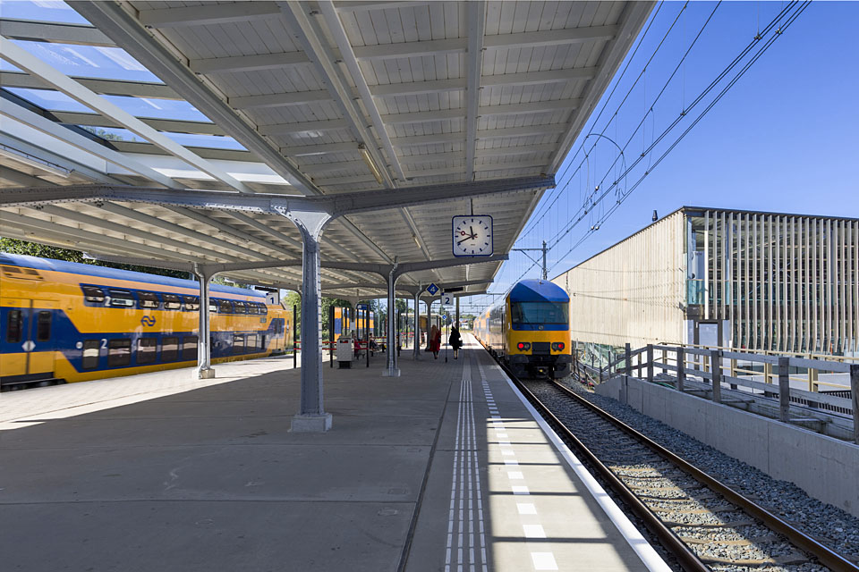 Een deel van de perronkap is transparant gemaakt voor een betere lichtinval op het perron en in de tunnel.