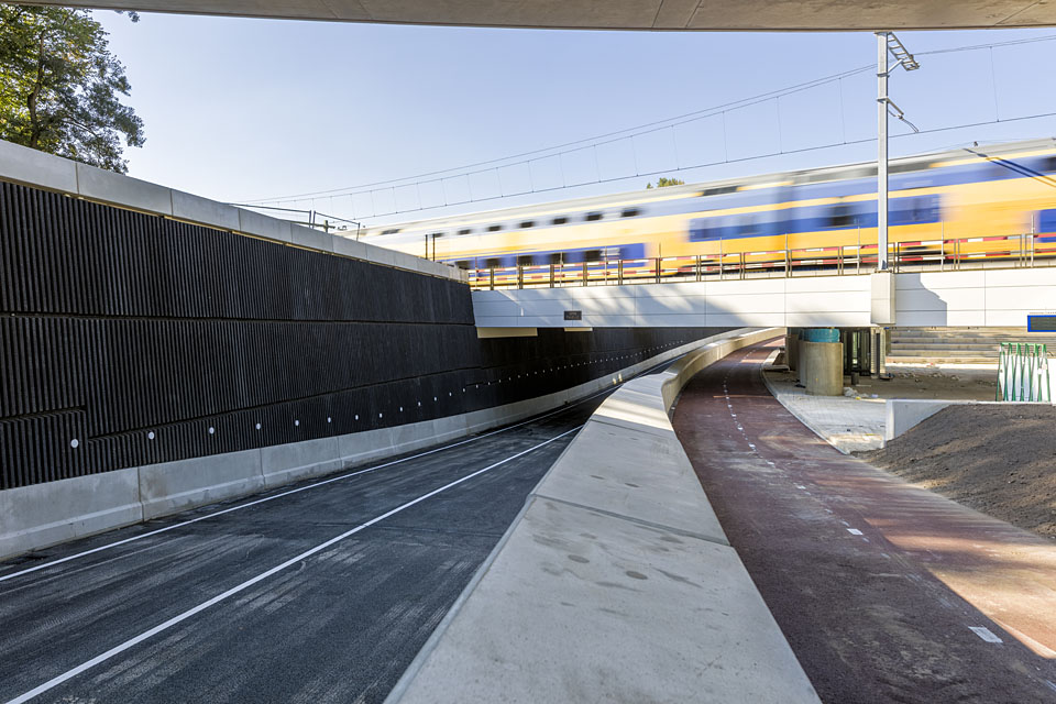 De verkeerstunnel voor auto's en fietsers vervangt drie overwegen in de stad.