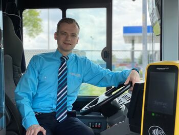 Erik van der Kuil (26): “Ik geniet van ieder uur achter het stuur: rijden met een groot voertuig midden in een drukke stad, contact met passagiers én meewerken aan maatschappelijk belangrijke dienstverlening”