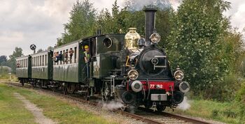 Stoom- en stoptrein op spoor Stadskanaal