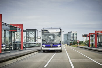 Daimler presenteert zelfrijdende dieselbus