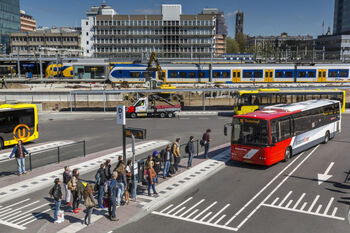 Brabantliner wint van auto en trein