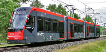 Eerste Avenio-tram rijdt door Den Haag